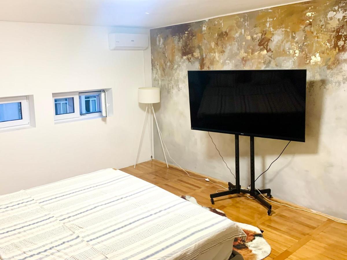 City Center Square Deluxe Nest พอดโกริกา ภายนอก รูปภาพ